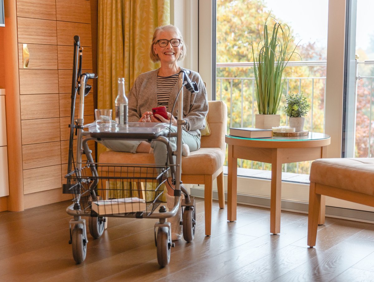 Rollator MIGO 2G 190/50 mit Stockhhalter, Tablett, Korb, PU, silber nur in 2er Schritten bestellbar – Bild 3