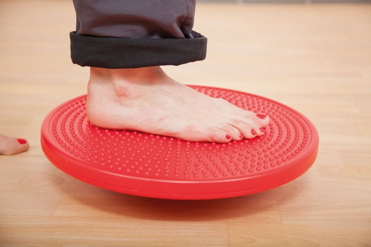 Therapiekreisel aus Kunststoff, rot mit Massagenoppen auf der Oberseite, 40 cm – Bild 2