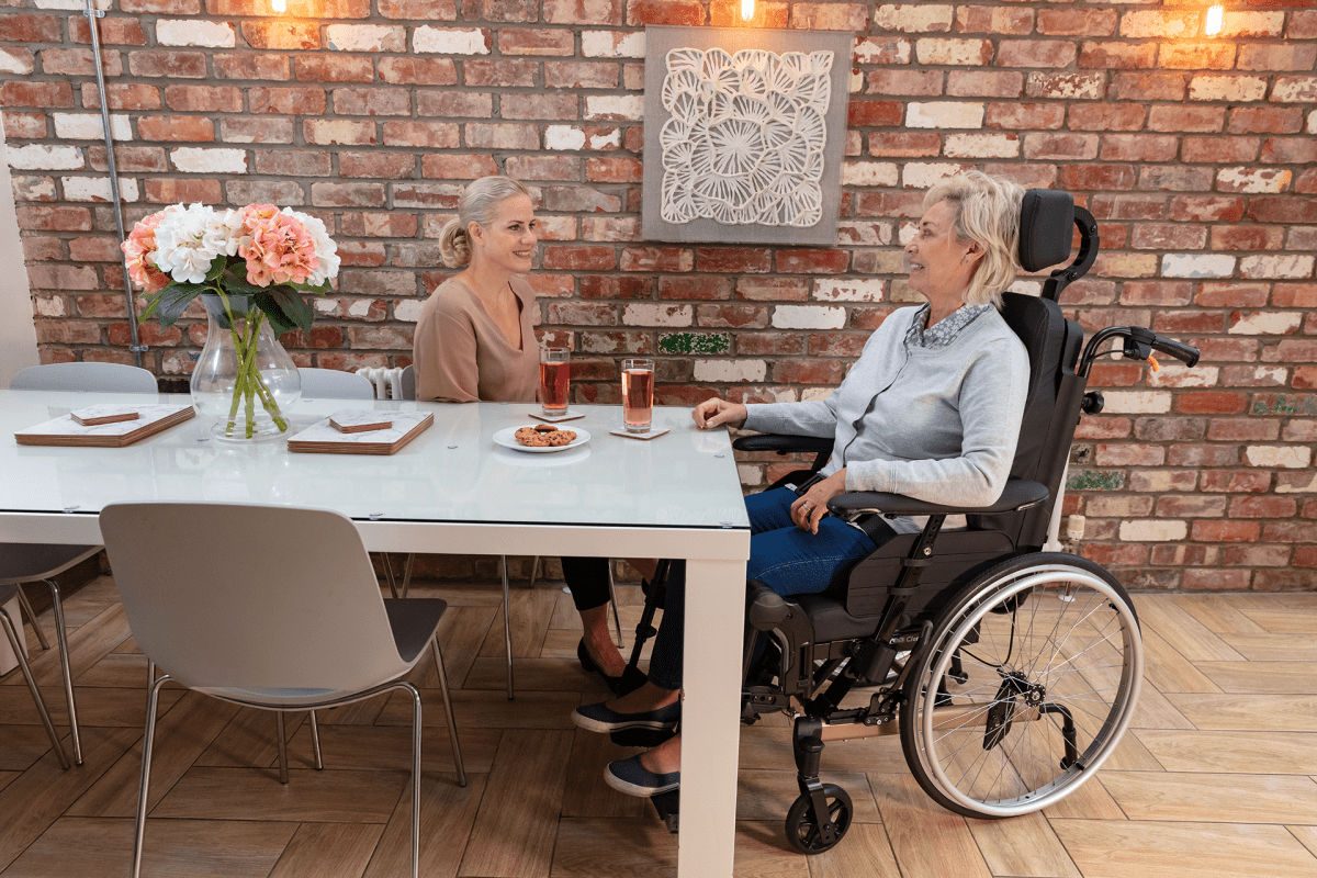 Multifunktions- und Lagerungsrollstuhl Rea Clematis Pro, AOK BW, TrBr., Therapietisch perlmuttbeige – Bild 5